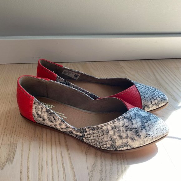 TOMS Jutti Red Multi Snake Flats Size US 7- Brand New - Picture 2 of 4